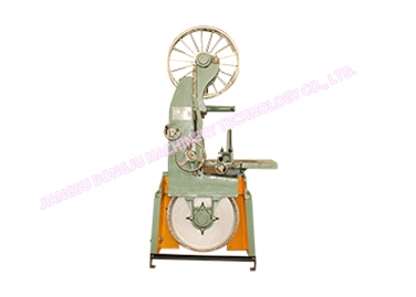 Method for adjust saw blade swing of horizontal band saw machine